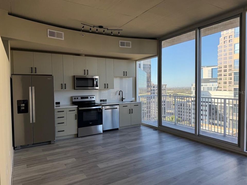 For Sale: $220,000 (1 beds, 1 baths, 729 Square Feet)