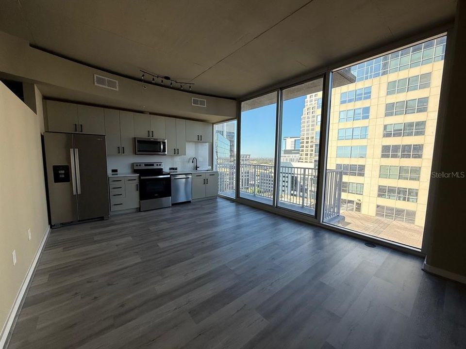 For Sale: $220,000 (1 beds, 1 baths, 729 Square Feet)
