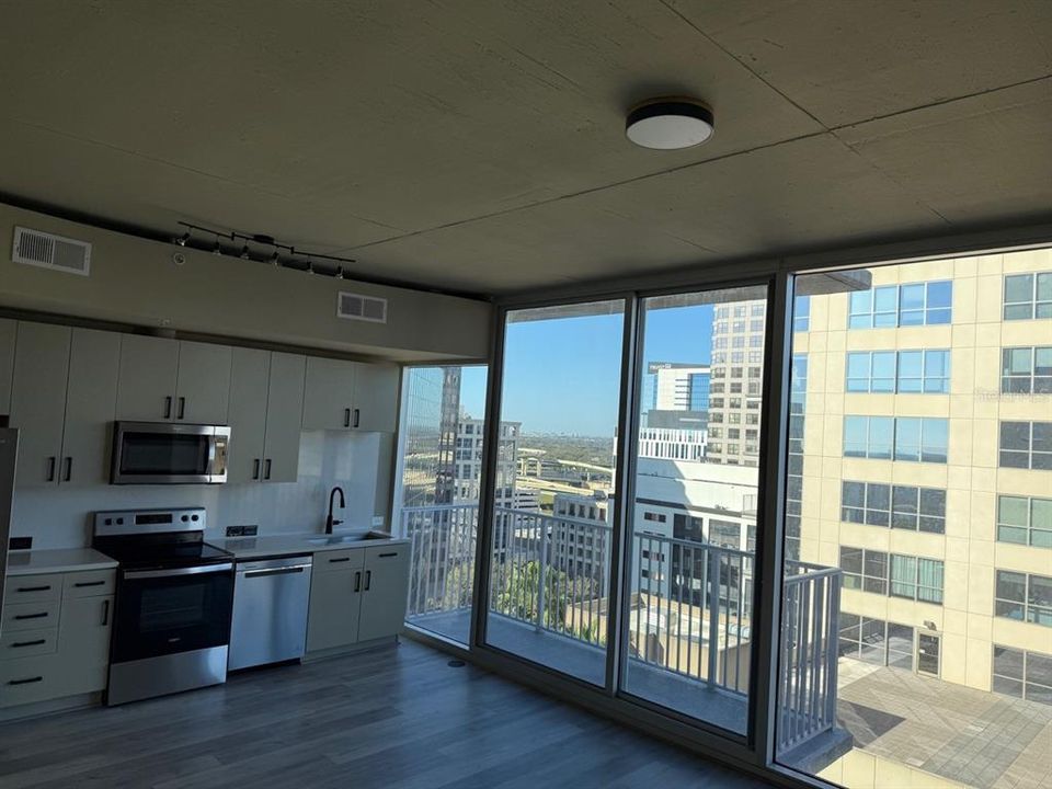 For Sale: $220,000 (1 beds, 1 baths, 729 Square Feet)