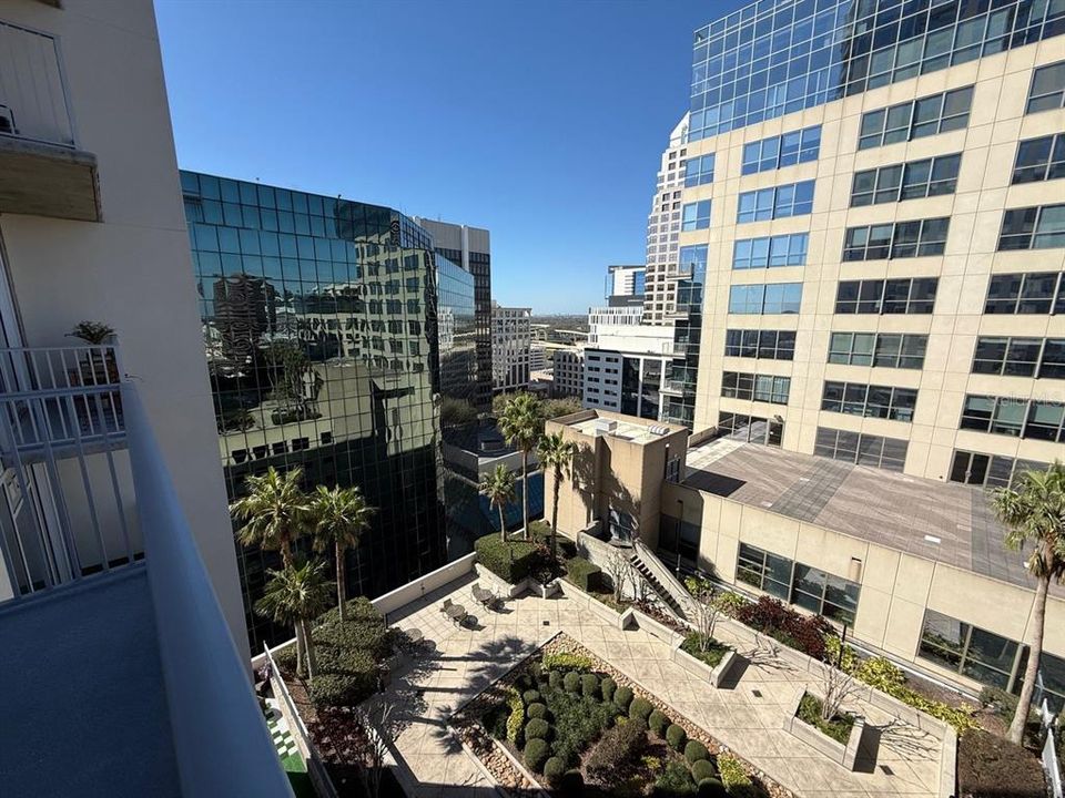 For Sale: $220,000 (1 beds, 1 baths, 729 Square Feet)