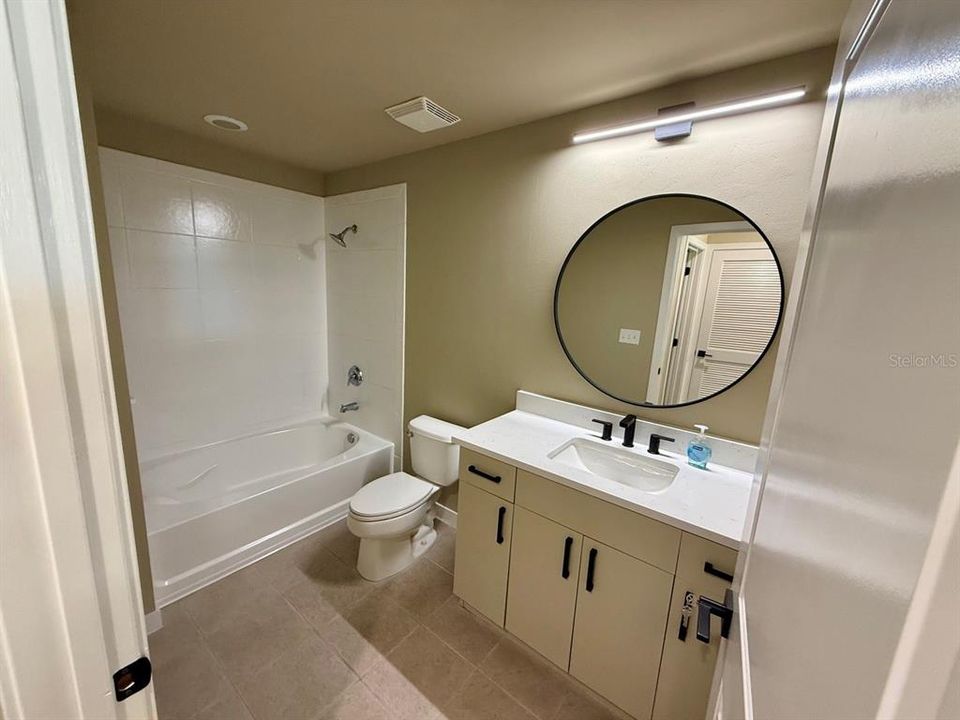 For Sale: $220,000 (1 beds, 1 baths, 729 Square Feet)