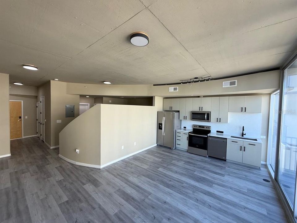 For Sale: $220,000 (1 beds, 1 baths, 729 Square Feet)