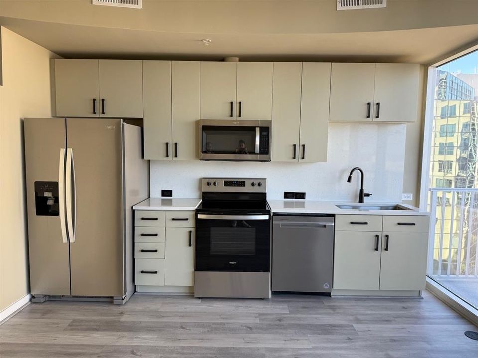 For Sale: $220,000 (1 beds, 1 baths, 729 Square Feet)