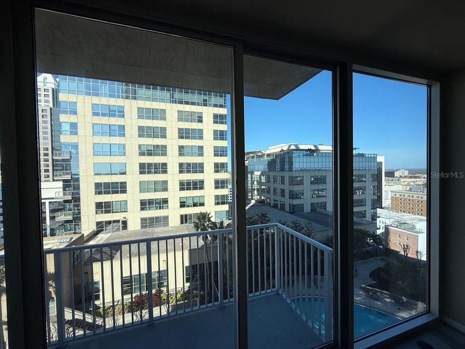 For Sale: $220,000 (1 beds, 1 baths, 729 Square Feet)