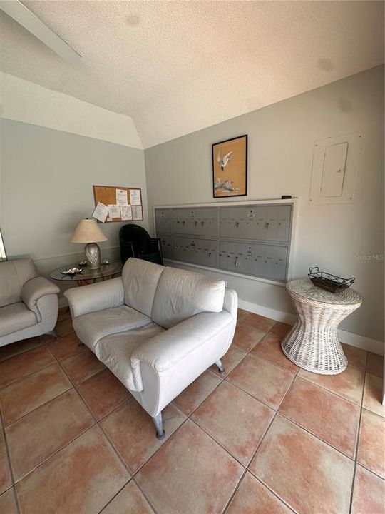 For Sale: $299,900 (2 beds, 1 baths, 902 Square Feet)