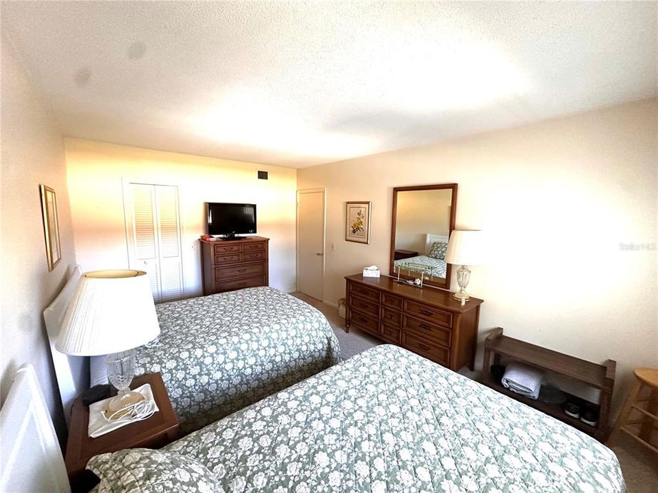For Sale: $299,900 (2 beds, 1 baths, 902 Square Feet)