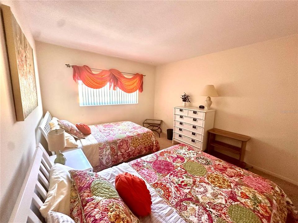 For Sale: $299,900 (2 beds, 1 baths, 902 Square Feet)