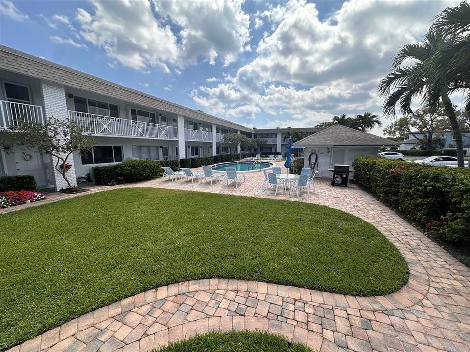 For Sale: $299,900 (2 beds, 1 baths, 902 Square Feet)