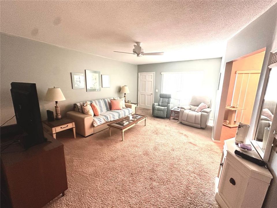 For Sale: $299,900 (2 beds, 1 baths, 902 Square Feet)