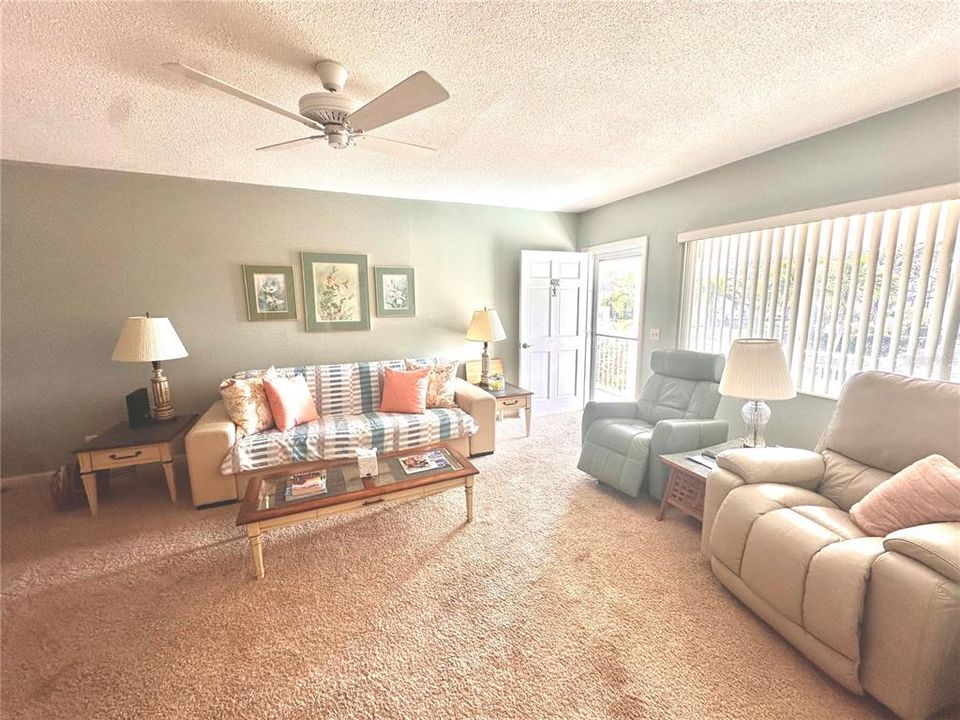 For Sale: $299,900 (2 beds, 1 baths, 902 Square Feet)