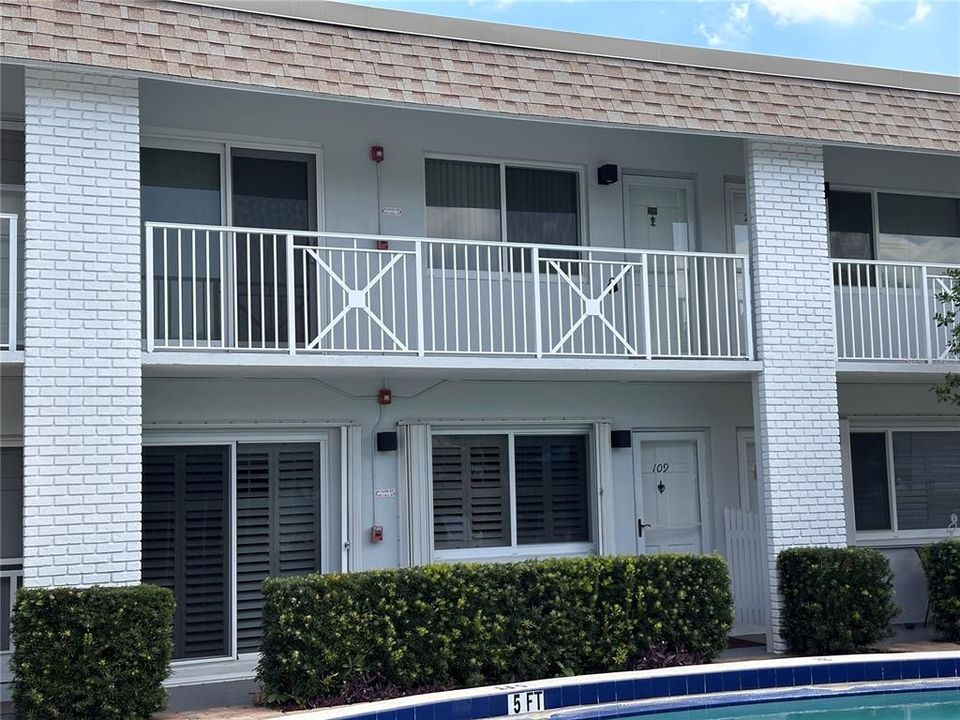 For Sale: $299,900 (2 beds, 1 baths, 902 Square Feet)