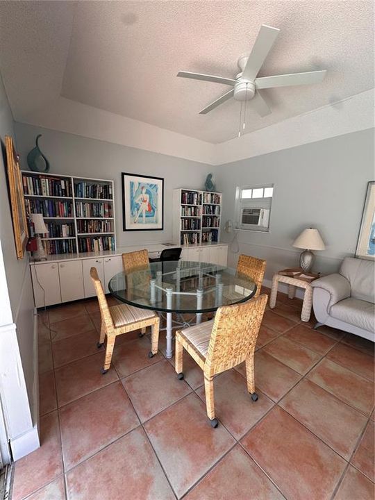 For Sale: $299,900 (2 beds, 1 baths, 902 Square Feet)
