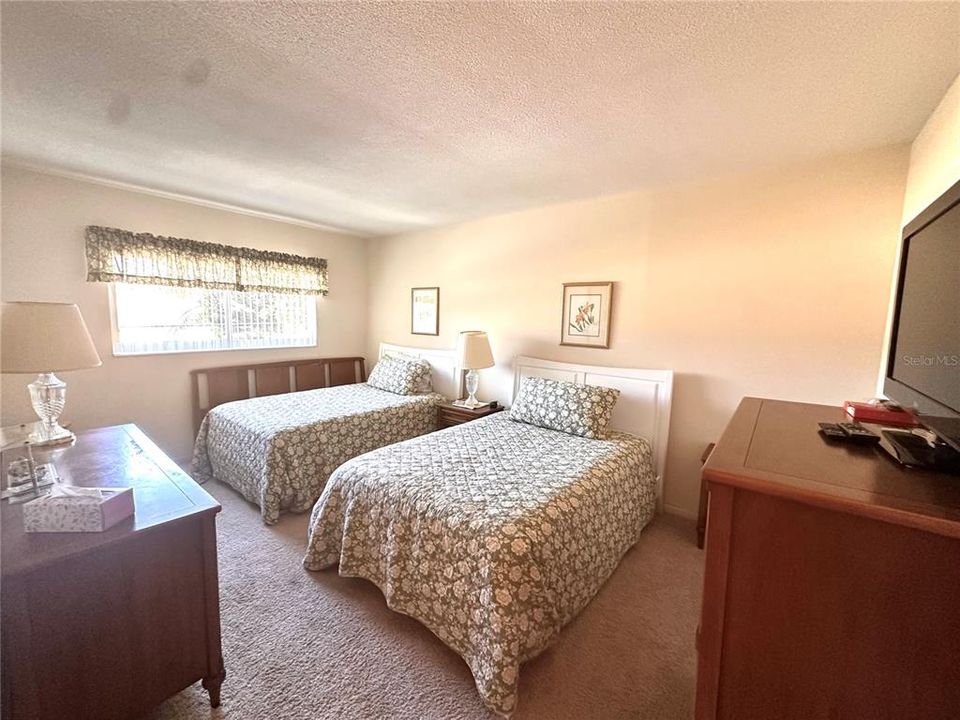 For Sale: $299,900 (2 beds, 1 baths, 902 Square Feet)