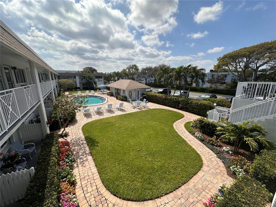For Sale: $299,900 (2 beds, 1 baths, 902 Square Feet)