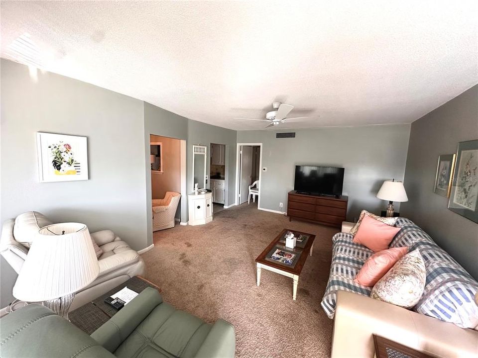 For Sale: $299,900 (2 beds, 1 baths, 902 Square Feet)