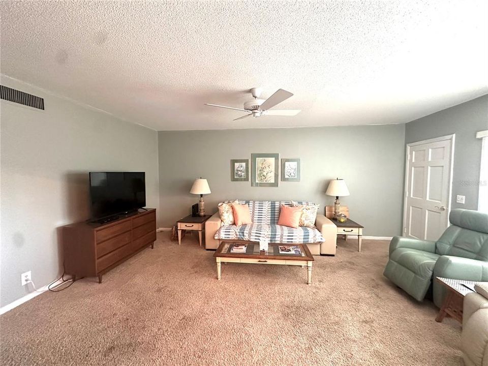 For Sale: $299,900 (2 beds, 1 baths, 902 Square Feet)
