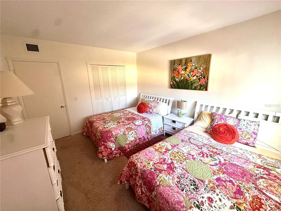 For Sale: $299,900 (2 beds, 1 baths, 902 Square Feet)