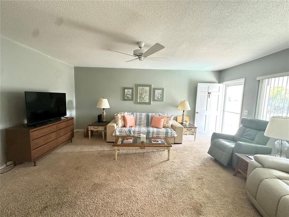 For Sale: $299,900 (2 beds, 1 baths, 902 Square Feet)