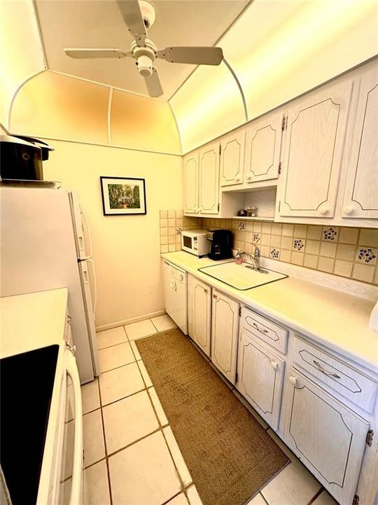 For Sale: $299,900 (2 beds, 1 baths, 902 Square Feet)