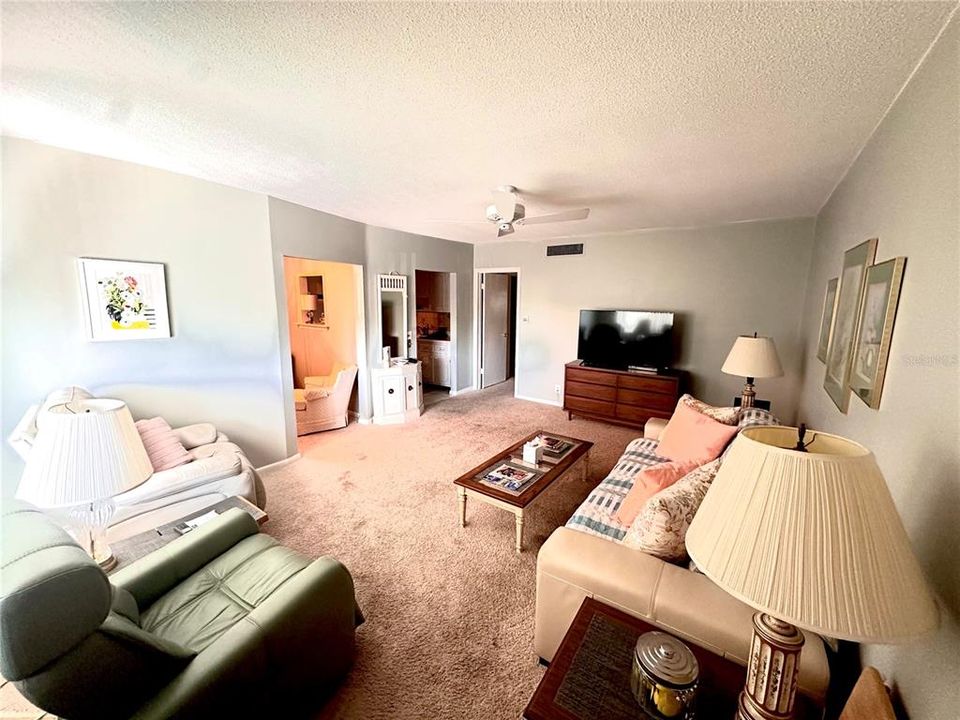 For Sale: $299,900 (2 beds, 1 baths, 902 Square Feet)