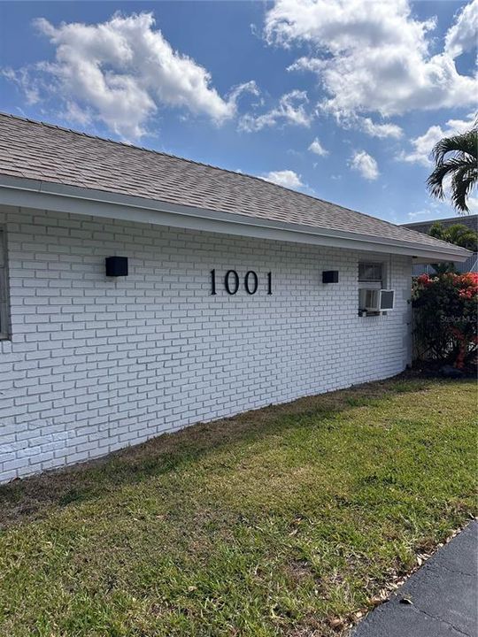 For Sale: $299,900 (2 beds, 1 baths, 902 Square Feet)