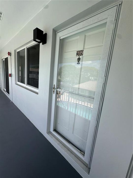 For Sale: $299,900 (2 beds, 1 baths, 902 Square Feet)