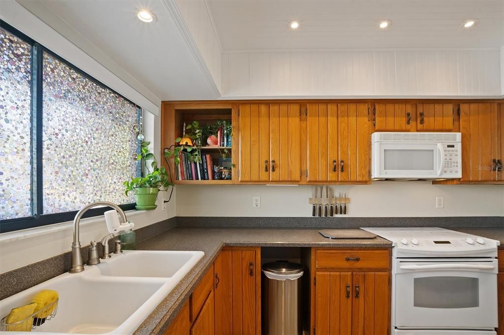 For Sale: $159,900 (2 beds, 2 baths, 1280 Square Feet)