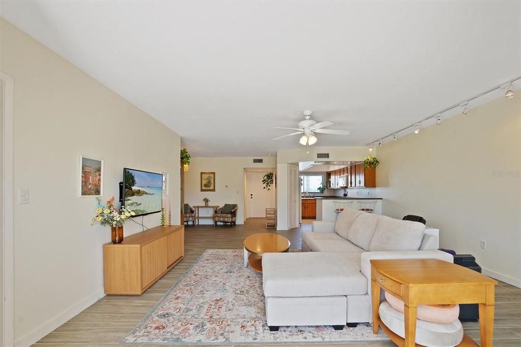 For Sale: $159,900 (2 beds, 2 baths, 1280 Square Feet)