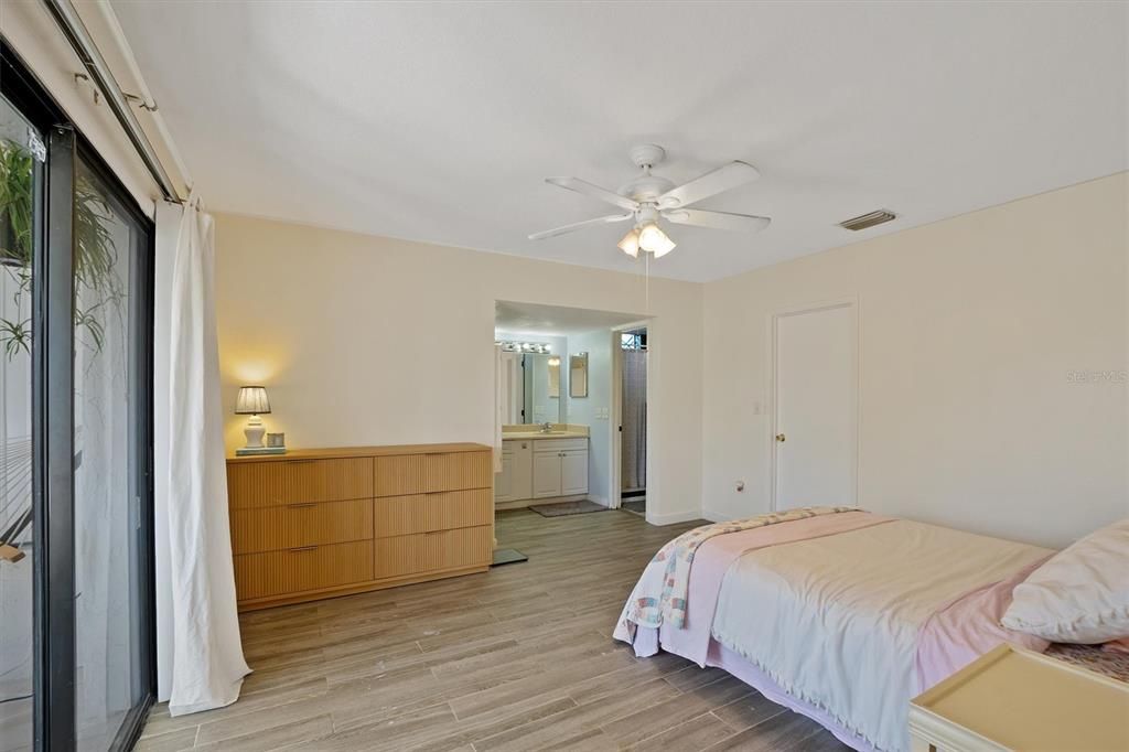 For Sale: $159,900 (2 beds, 2 baths, 1280 Square Feet)