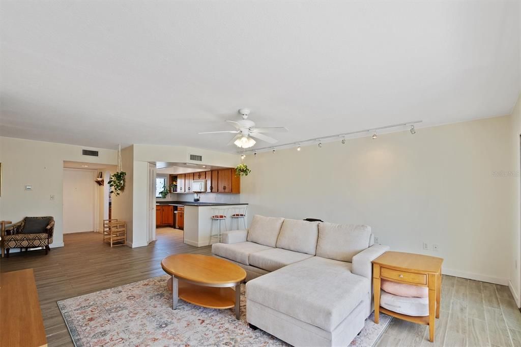 For Sale: $159,900 (2 beds, 2 baths, 1280 Square Feet)