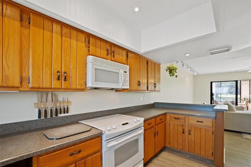 For Sale: $159,900 (2 beds, 2 baths, 1280 Square Feet)