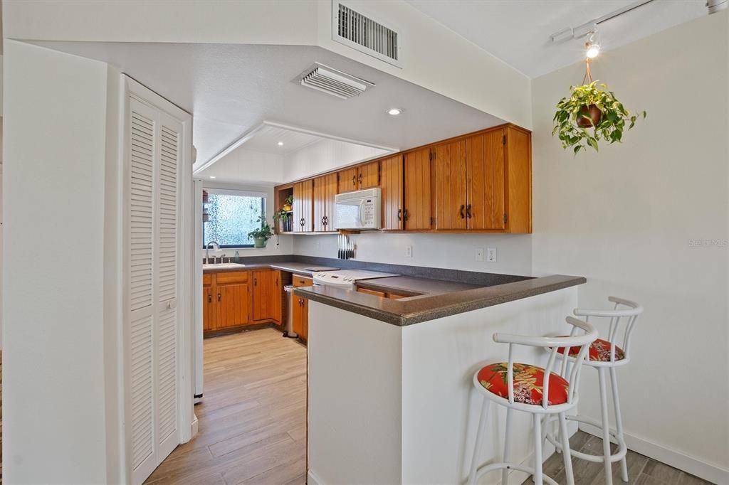 For Sale: $159,900 (2 beds, 2 baths, 1280 Square Feet)