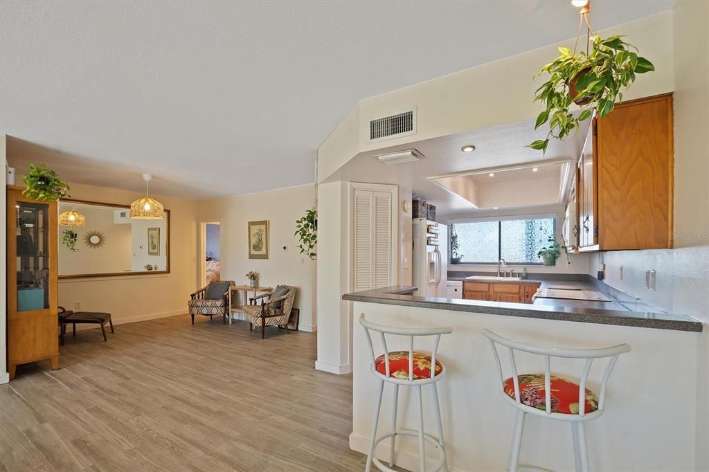 For Sale: $159,900 (2 beds, 2 baths, 1280 Square Feet)