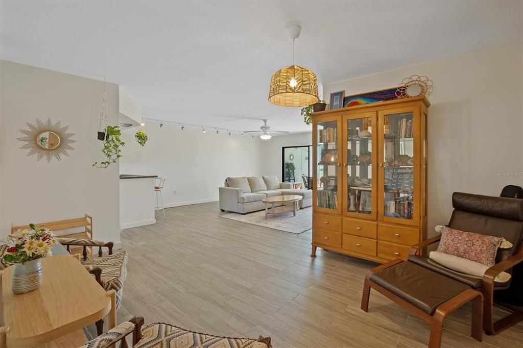 For Sale: $159,900 (2 beds, 2 baths, 1280 Square Feet)