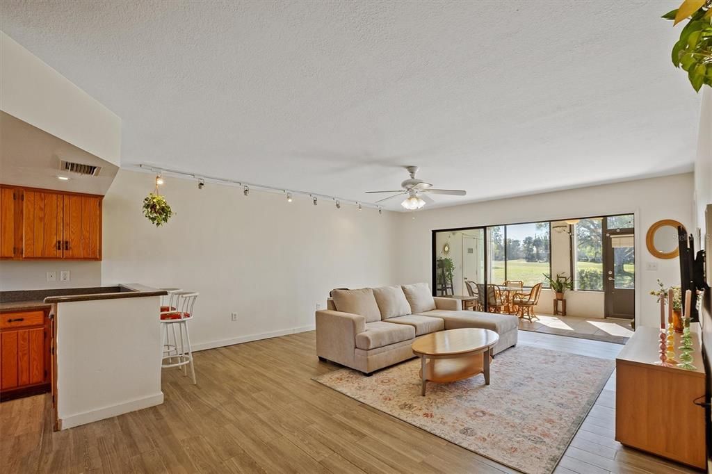 For Sale: $159,900 (2 beds, 2 baths, 1280 Square Feet)