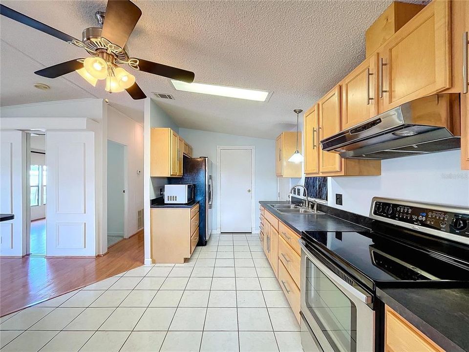 Active With Contract: $119,000 (2 beds, 2 baths, 1128 Square Feet)