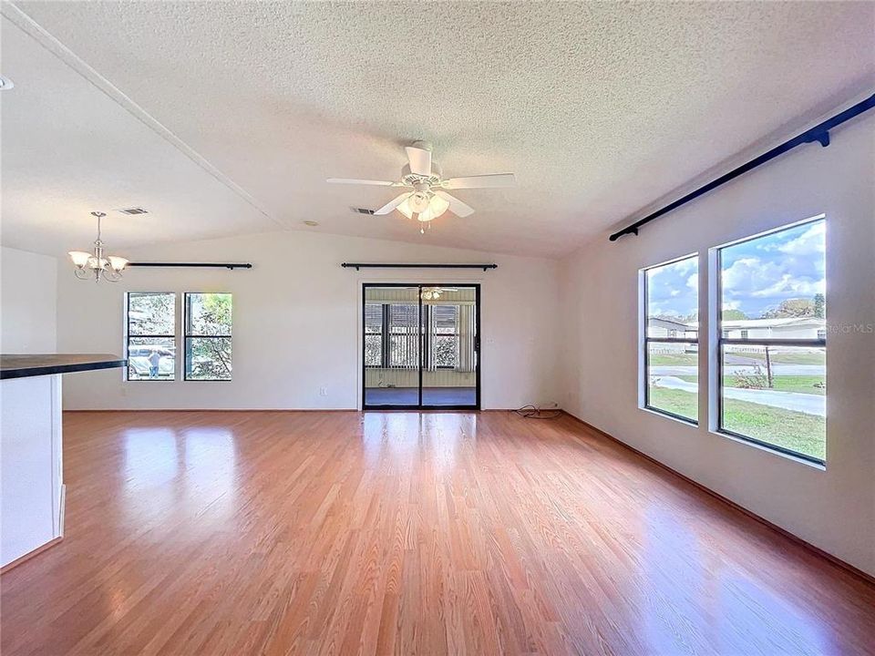 Active With Contract: $119,000 (2 beds, 2 baths, 1128 Square Feet)