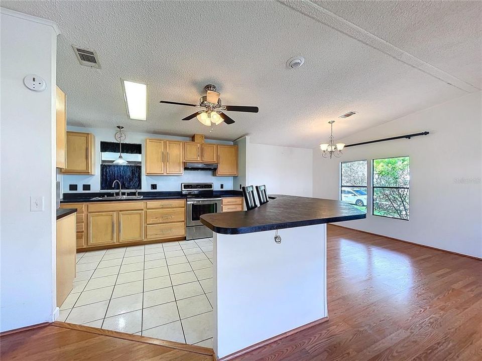 Active With Contract: $119,000 (2 beds, 2 baths, 1128 Square Feet)