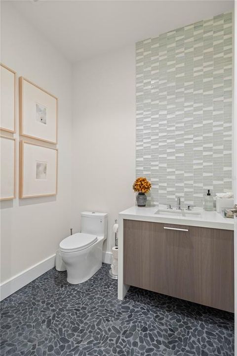 出租: $32,000 (1 贝兹, 1 浴室, 1684 平方英尺)