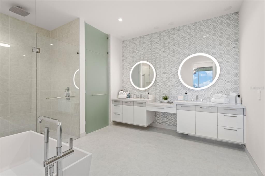 出租: $32,000 (1 贝兹, 1 浴室, 1684 平方英尺)