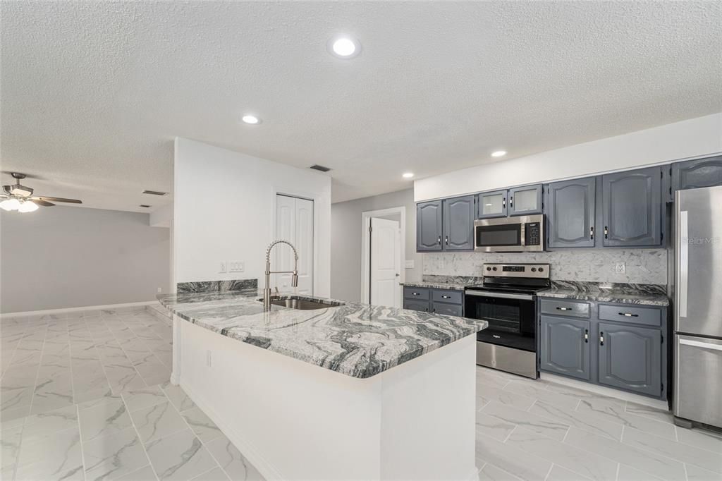 На продажу: $389,000 (3 спален, 2 ванн, 2240 Квадратных фут)