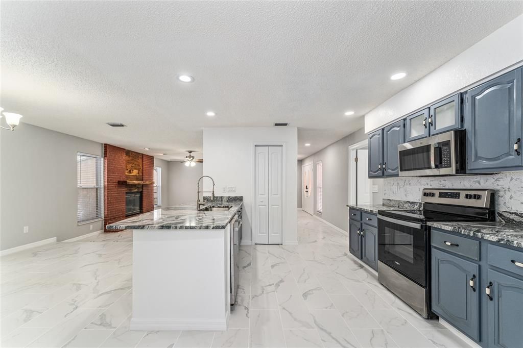 На продажу: $389,000 (3 спален, 2 ванн, 2240 Квадратных фут)