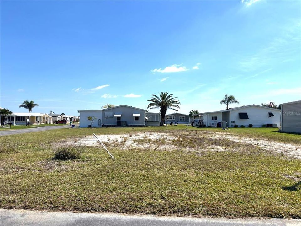На продажу: $10,000 (0.18 acres)