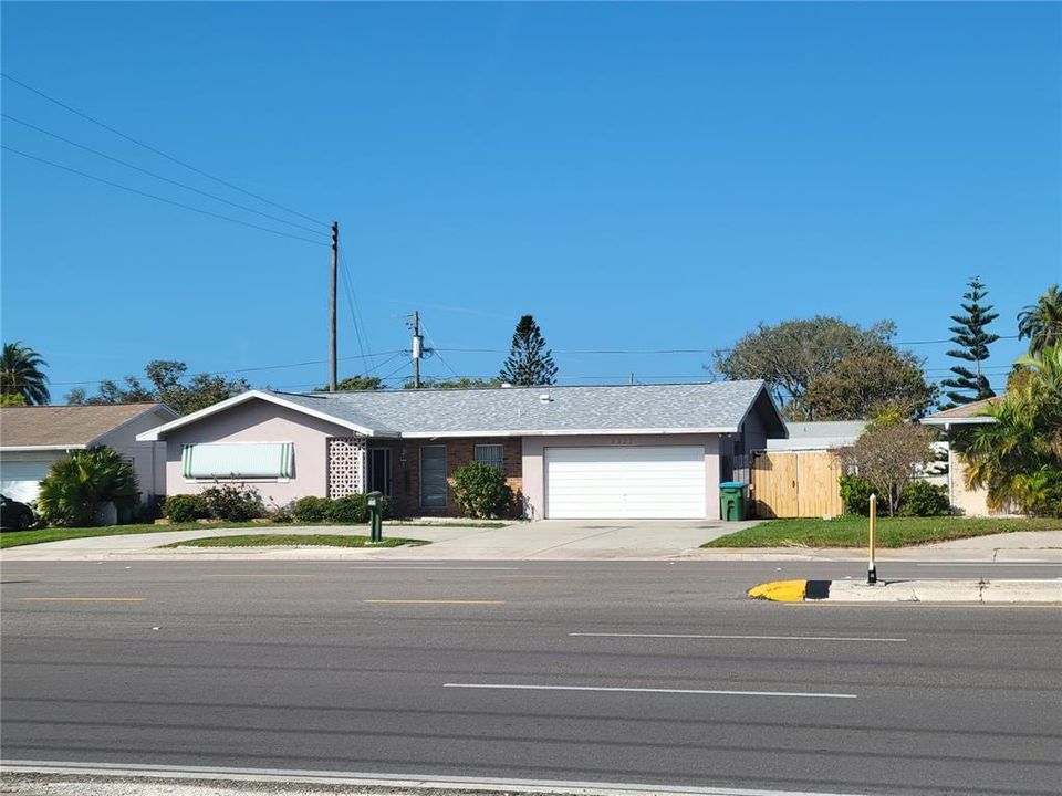 最近售出: $350,000 (4 贝兹, 2 浴室, 1753 平方英尺)