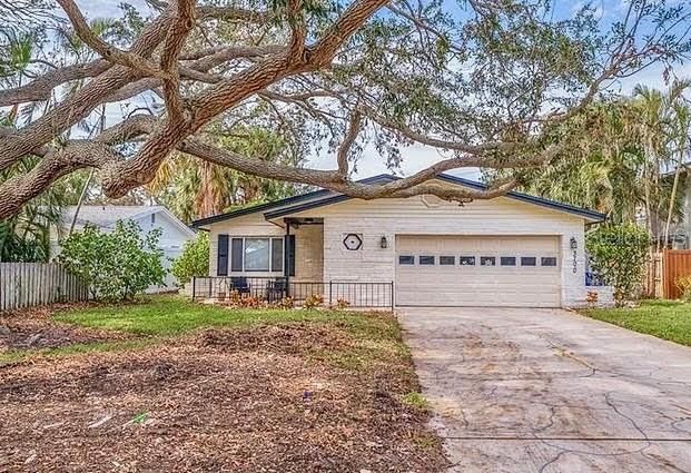 Recently Sold: $550,000 (3 beds, 2 baths, 1465 Square Feet)