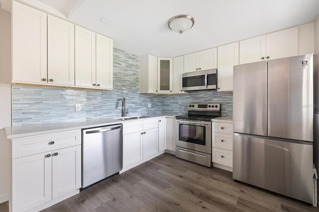 Active With Contract: $125,000 (2 beds, 2 baths, 811 Square Feet)