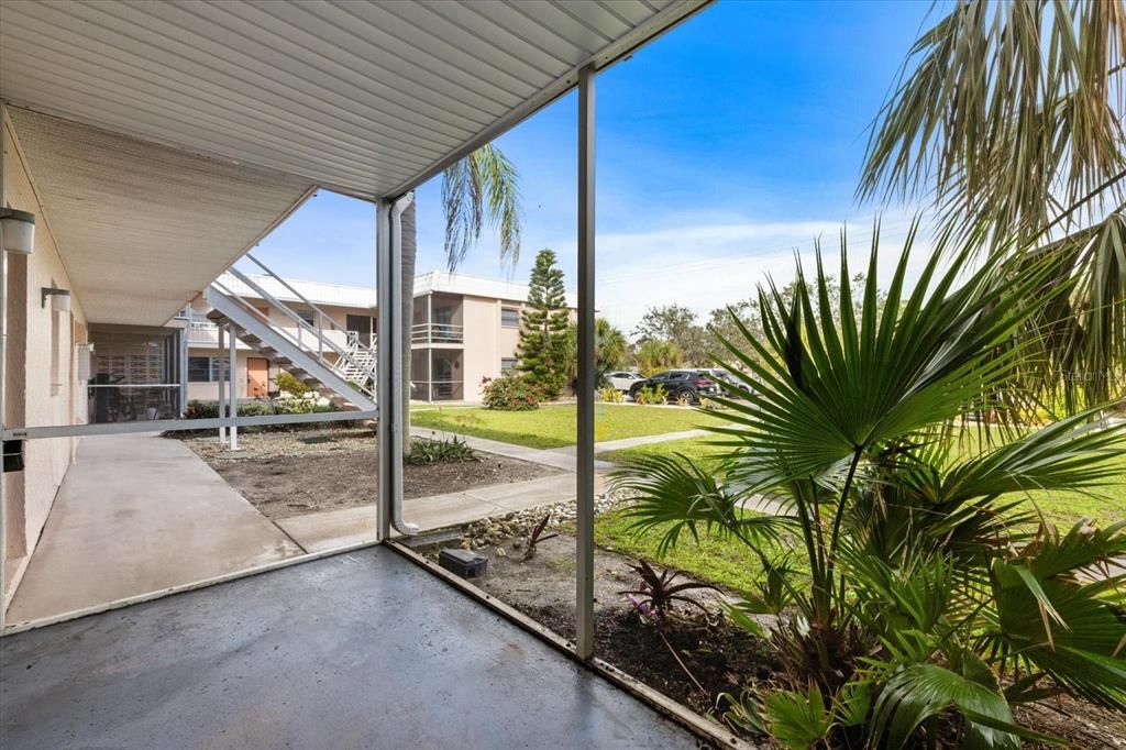 Active With Contract: $125,000 (2 beds, 2 baths, 811 Square Feet)