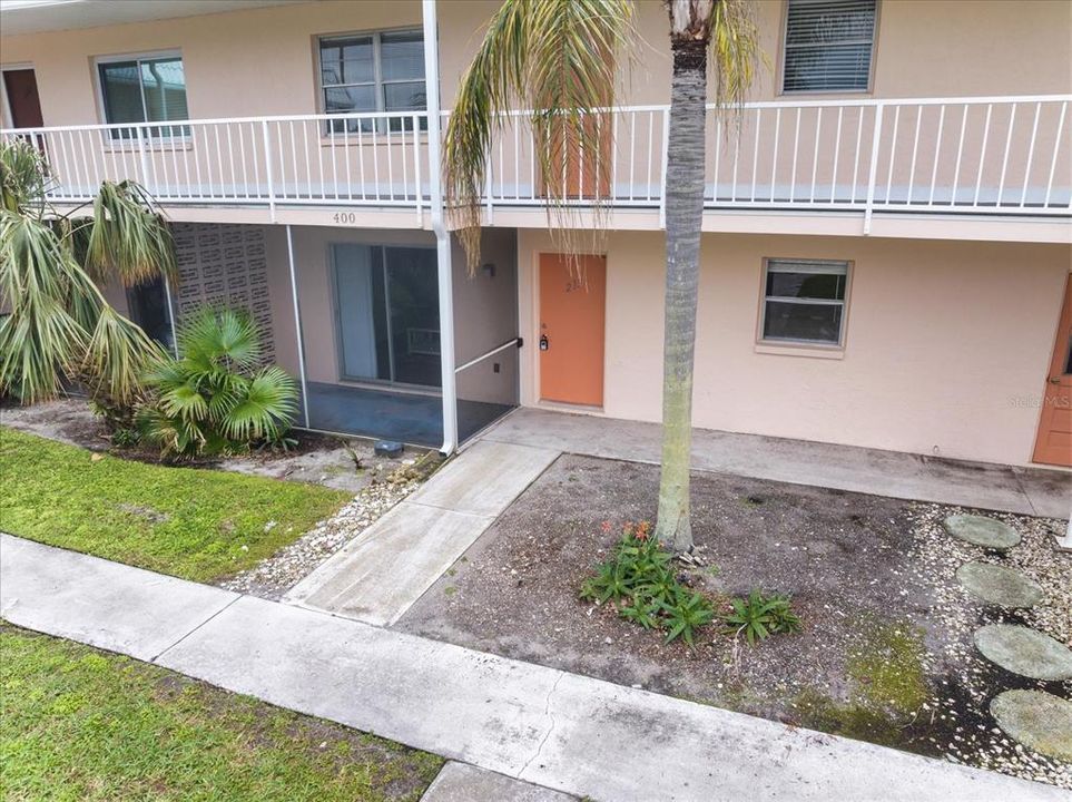 Active With Contract: $125,000 (2 beds, 2 baths, 811 Square Feet)