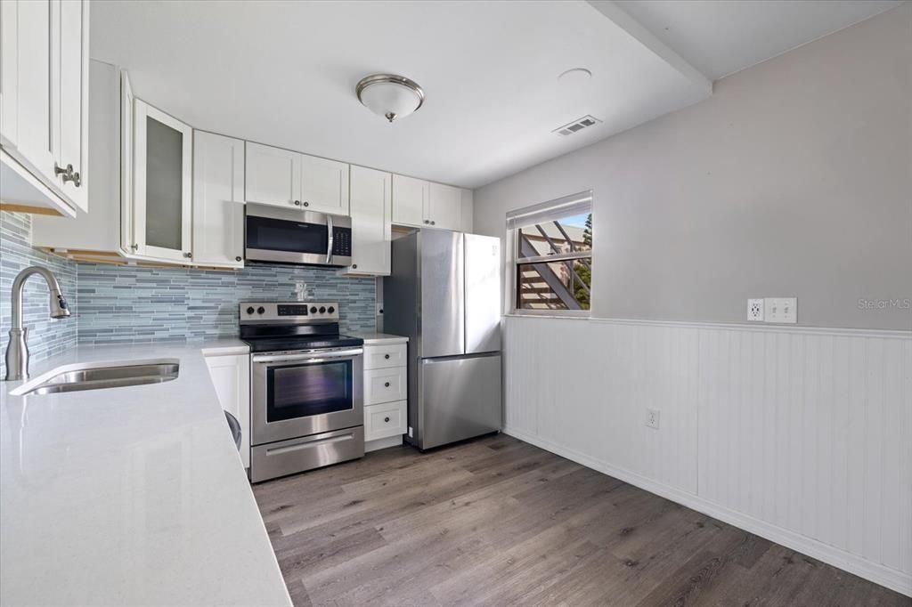 Active With Contract: $125,000 (2 beds, 2 baths, 811 Square Feet)