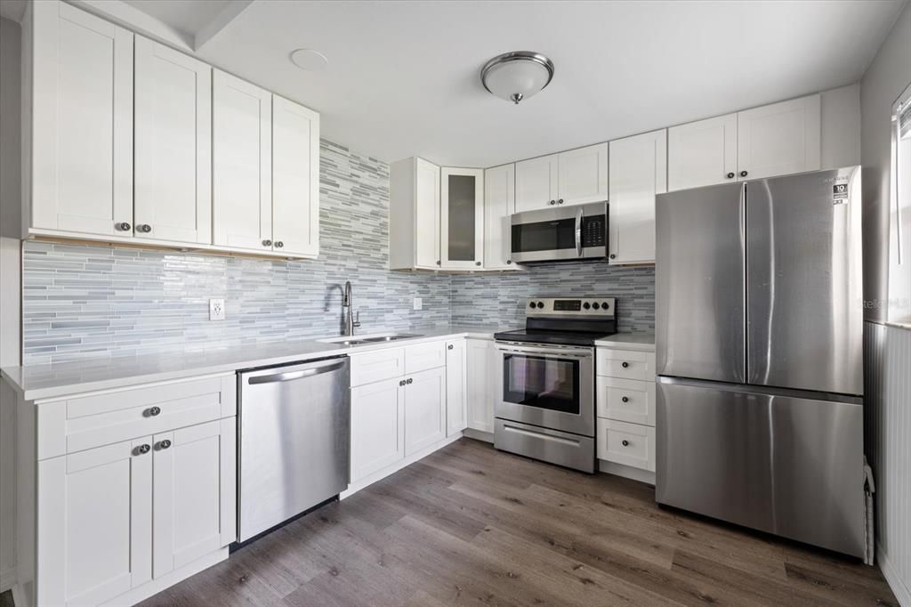Active With Contract: $125,000 (2 beds, 2 baths, 811 Square Feet)